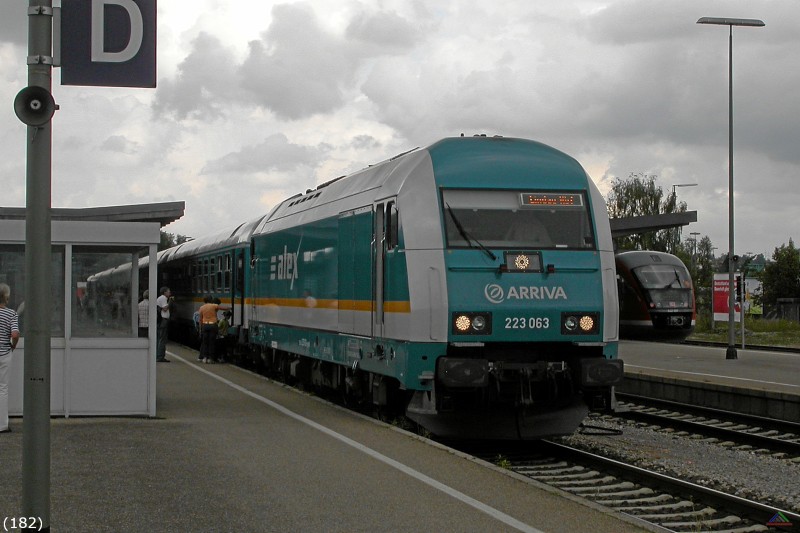 Bahn 182.jpg - ALX 38710 mit Lok 223 063 in Kempten mit Ziel Lindau Hbf.
